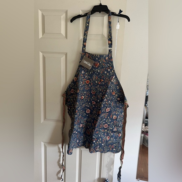 Williamsburg Marketplace Floral Blue Apron - Picture 2 of 13